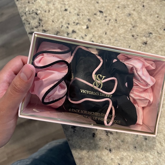 Victoria secret scrunchie hair tie 4pc set - Picture 1 of 6